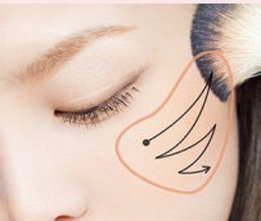 小清新诱惑眼线 红唇妆画出妩媚来