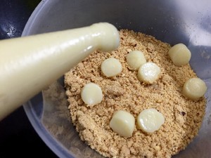 做糯米糍粑放热水还是冷水好