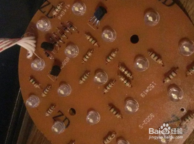 如何拆卸RJW7100手提式防爆探照灯?