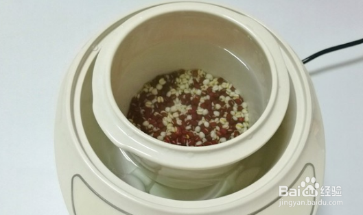 祛湿排毒的薏米红豆粥