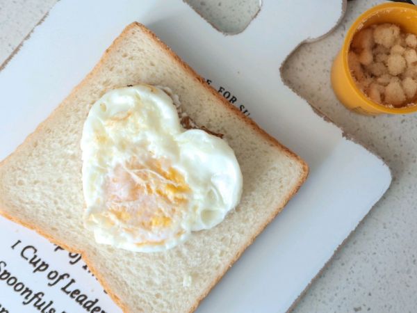 溏心蛋鳕鱼松三明治