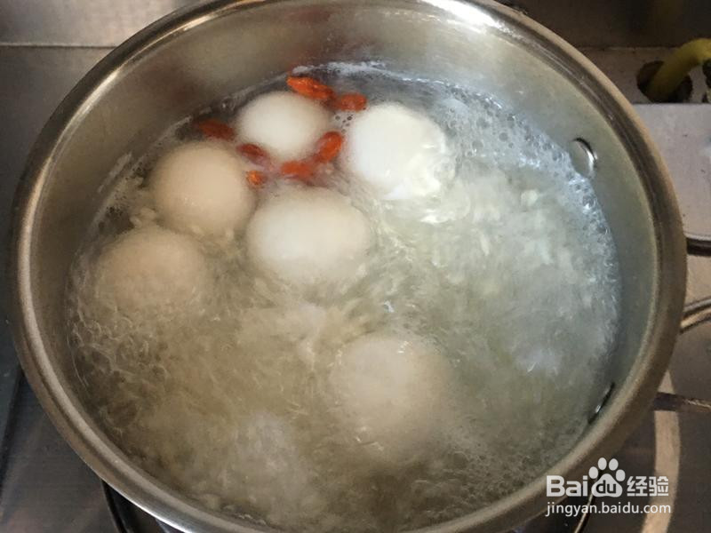 醪糟汤圆煮鸡蛋的做法
