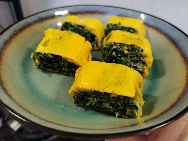 芹菜叶子鸡蛋卷