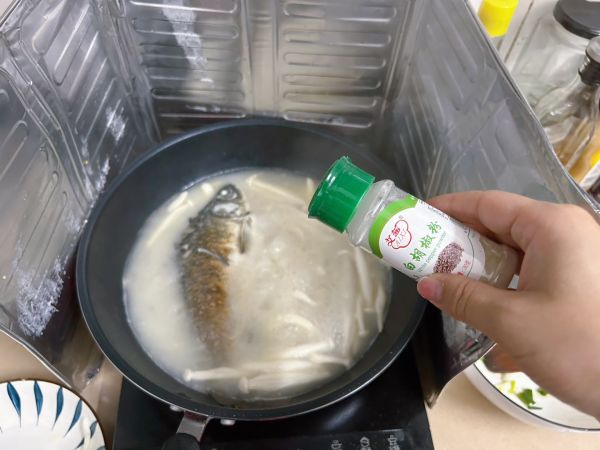 鲫鱼鱿鱼海鲜菇汤