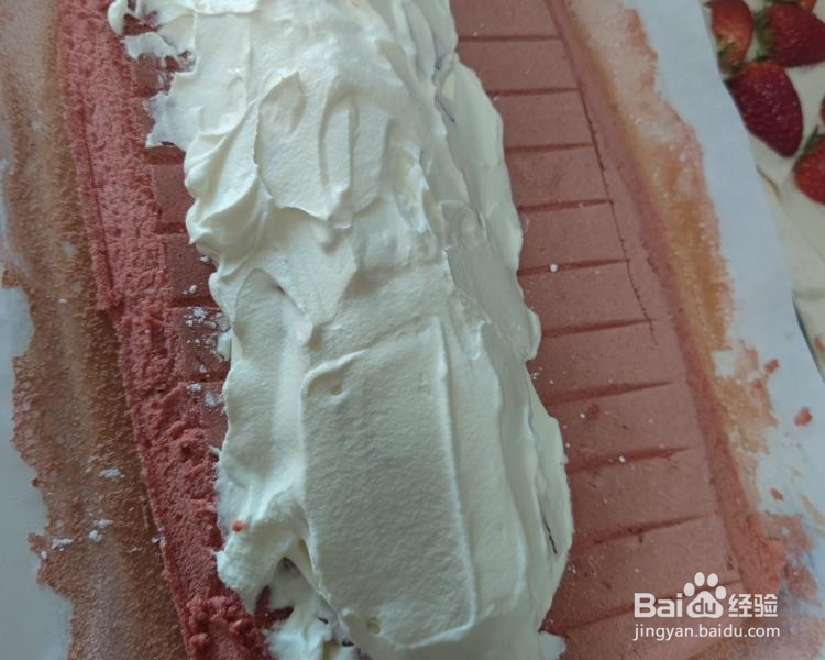 草莓红丝绒蛋糕卷的做法