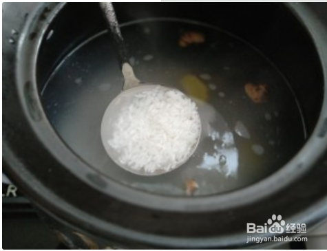 制作牡蛎鱿鱼粥