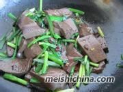 韭菜炒血块的做法