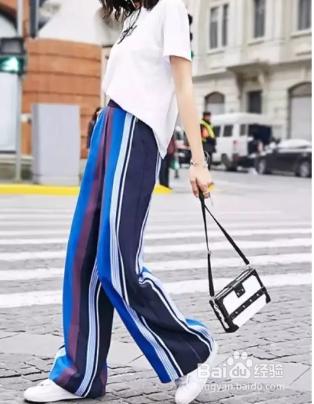 夏季T恤如何搭配更能增加时尚感？