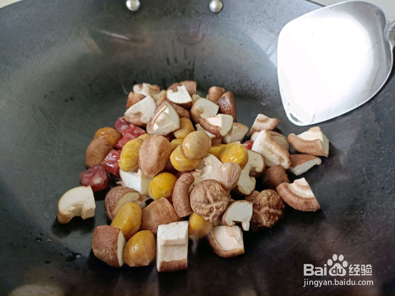 板栗腊肠香菇煲仔饭的做法