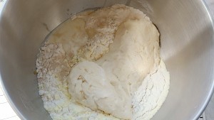 如何制作会拉丝的奶酥排包