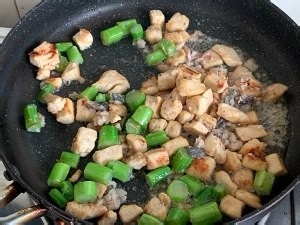 怎么做咸鱼鸡粒炒饭