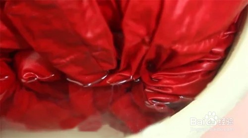 如何去除羽绒服上的顽固油渍