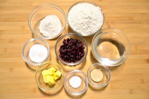 蔓越莓全麦软欧包的做法