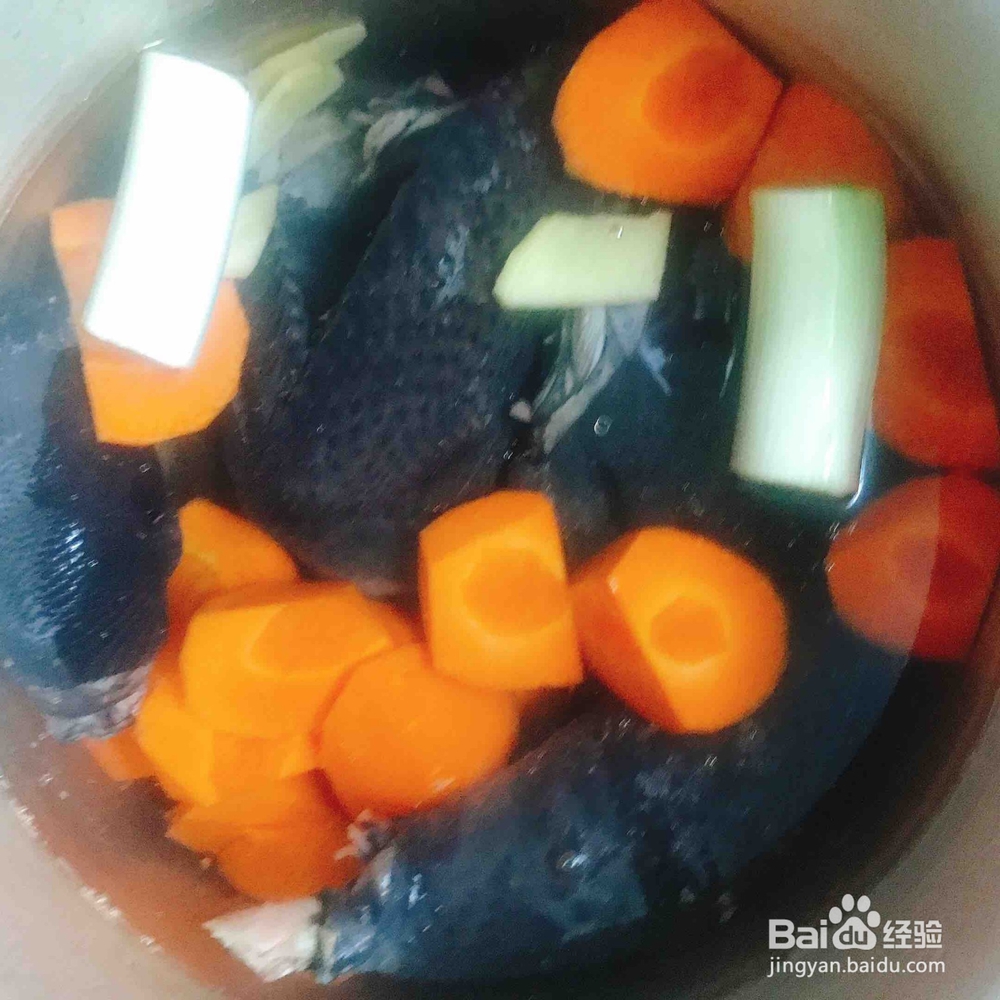 胡萝卜炖乌鸡汤的做法