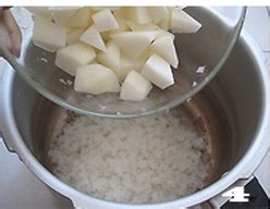 秋季必不可少的润燥养颜羹,秋梨银耳莲子羹