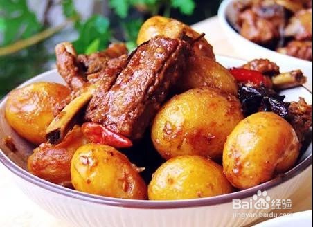 土豆是减肥保健人们的最爱，简单学会土豆焖排骨