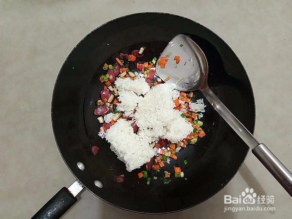 如何做出好吃的蒜苗腊肠炒饭