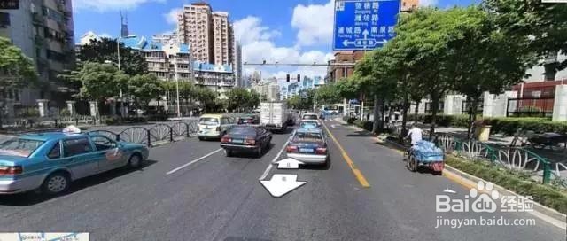 红绿灯路口遇到前车坏了，后面的车应该怎么走？