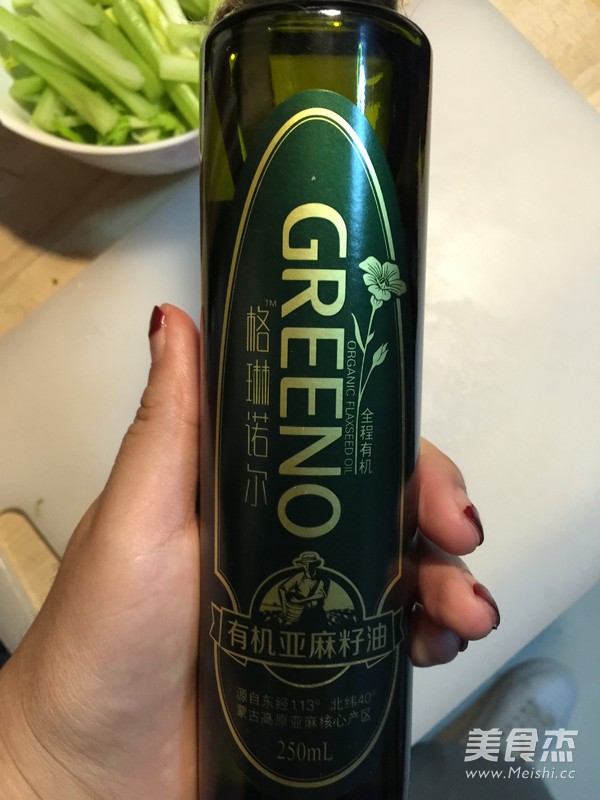 芹菜炒鸡肝的做法