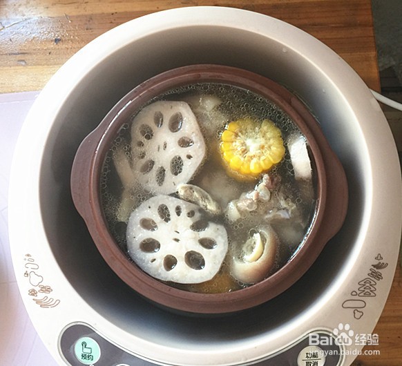 莲藕玉米煲猪蹄的做法