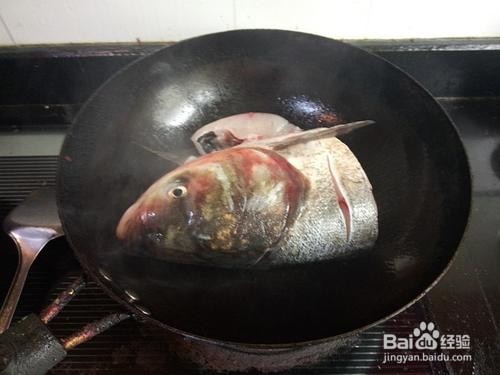 鲜美的鱼头豆腐汤