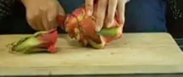 教你如何快速给火龙果去皮