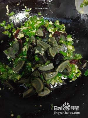青椒蒜末皮蛋的做法