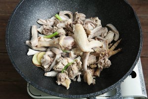 金猪送福煲鸡汤的做法