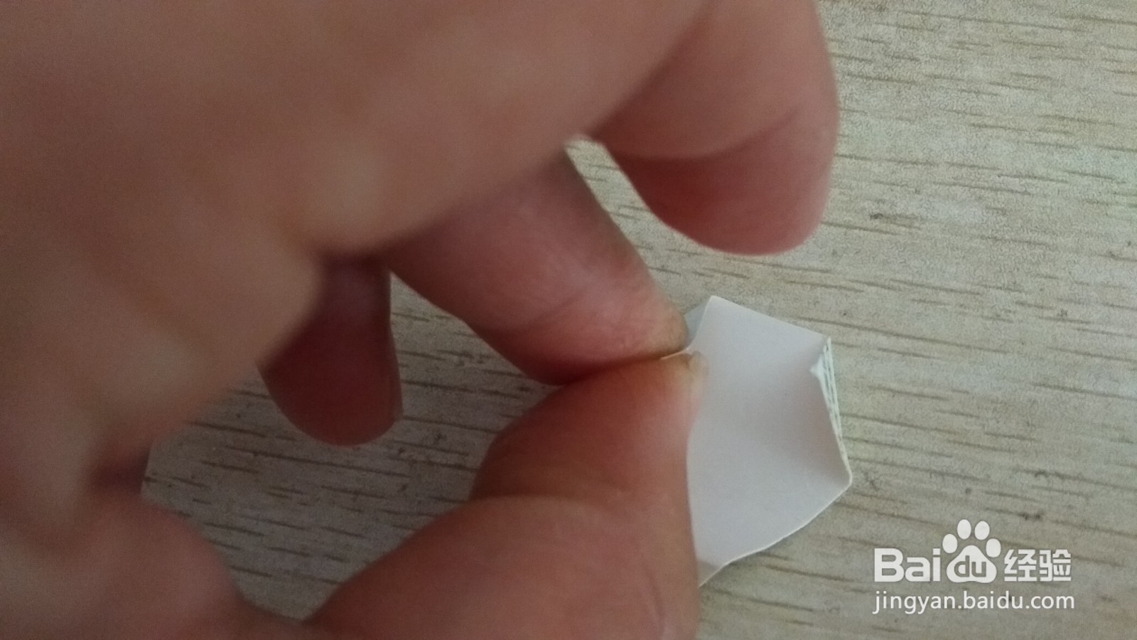 如何用一个三角形硬卡纸做简易的中性笔的支架