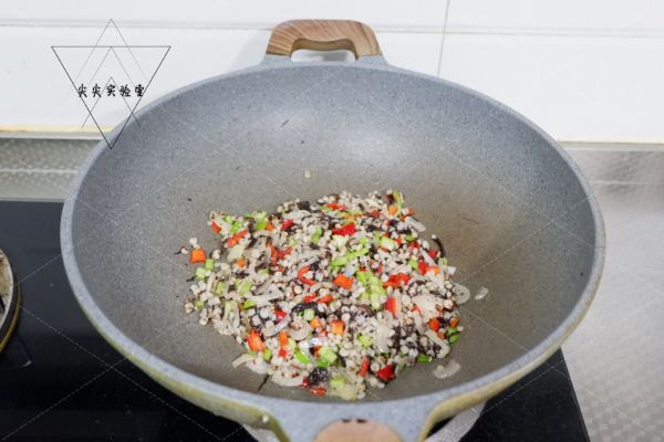 双椒紫菜烩高粱米