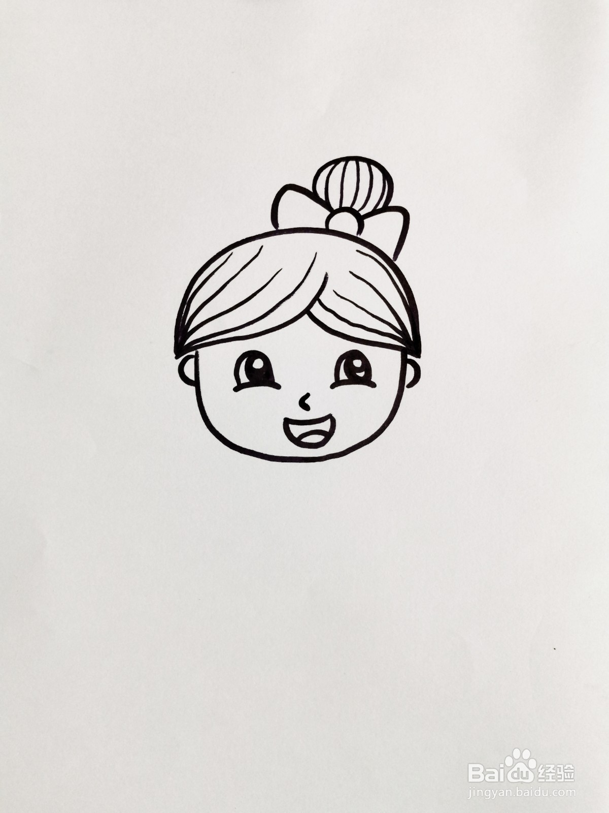 在桌子旁看书的女孩子