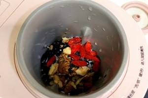 营养暖心补肾的黑芝麻黑豆米糊的做法