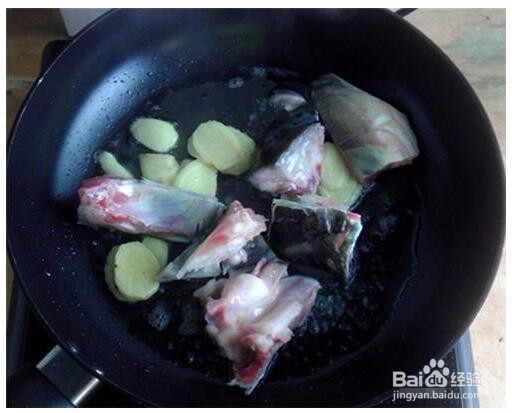 制作鲜香鱼头豆腐汤