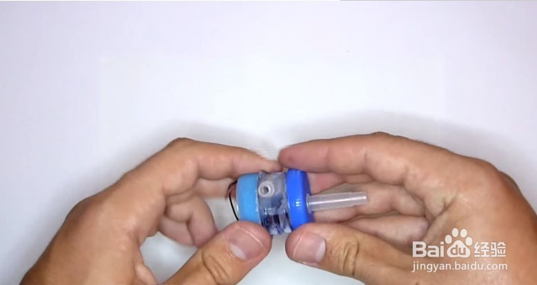 如何用几个瓶盖组合制作一个小型水泵？