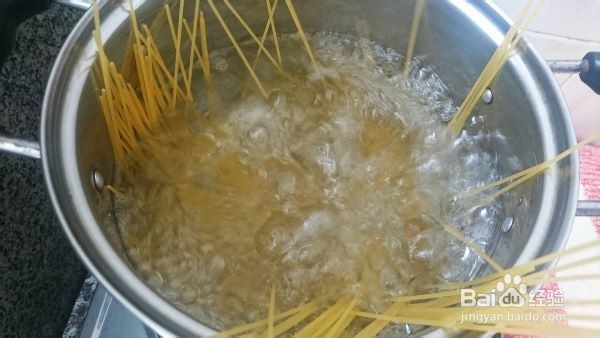 小朋友吃了一大盘的 意大利面+炸薯块