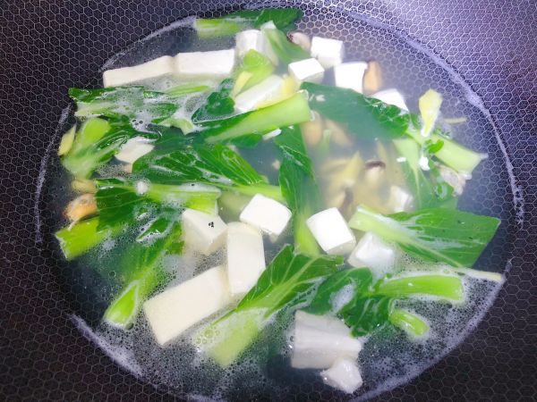 鲜美贻贝青菜豆腐汤