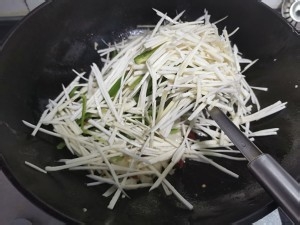 食补养生茭白炒肉丝的做法