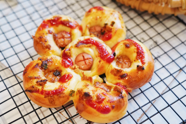 童趣花朵火腿肠肉松面包