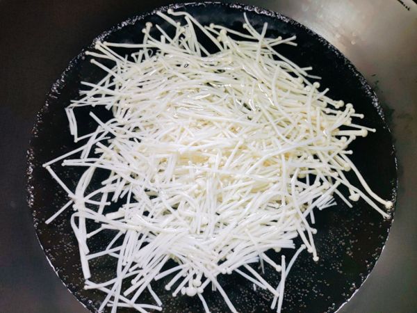 捞汁金针菇拌黄瓜