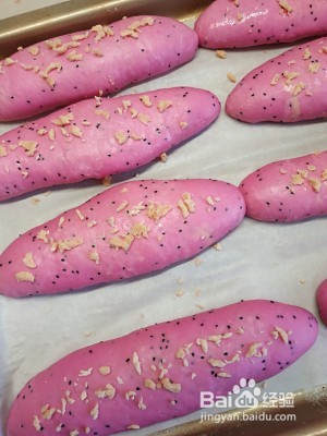 火龙果雪顶草莓软欧包的做法