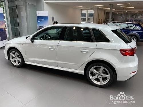 后备箱排水孔如何打开