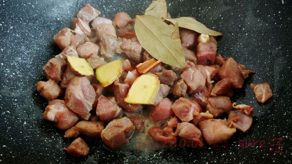 蔬果酱香牛肉面