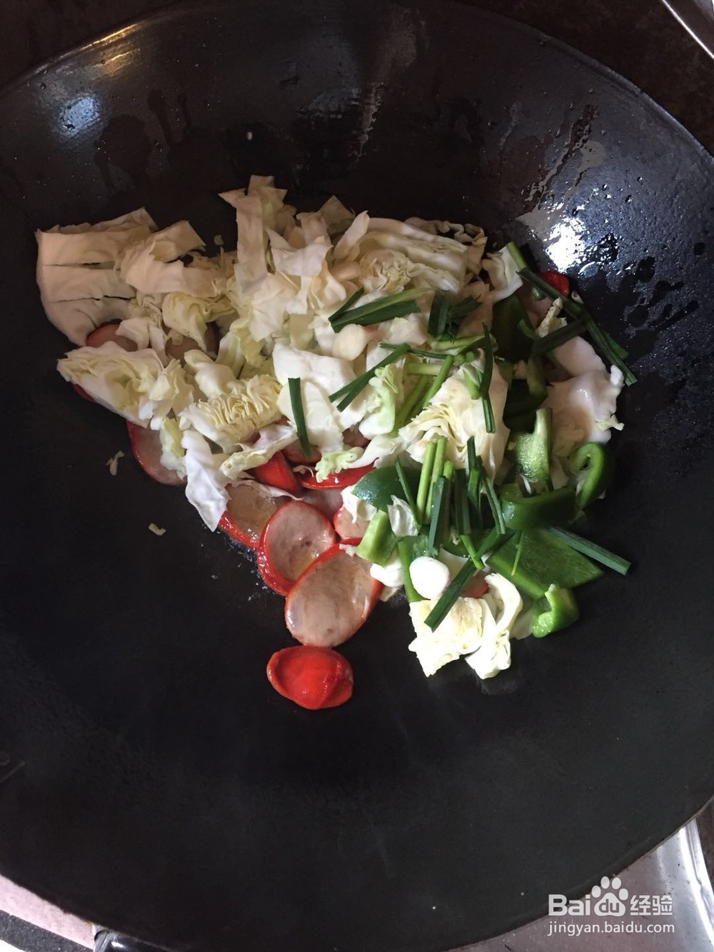 包菜肉肠炒青椒的做法 闽南特色哦好吃极了!