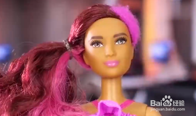 如何给芭比娃娃换发型
