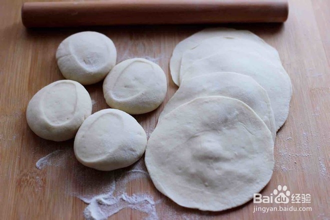 如何做出香味十足的猪肉白菜豆干馅饼