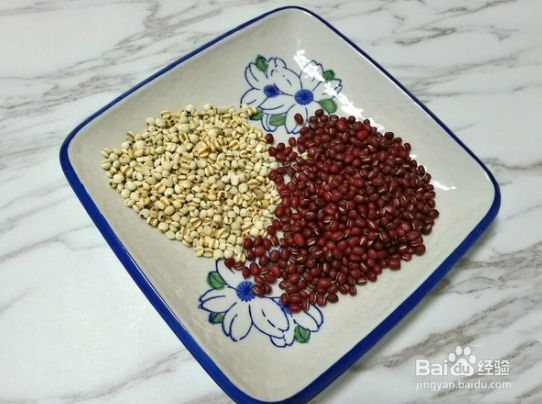 祛湿排毒的薏米红豆粥