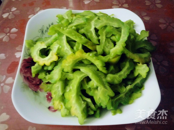 鸡蛋炒苦瓜的做法