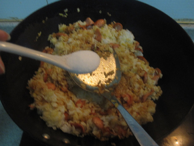 脆皮肠炒饭怎么做好吃，看这个就能学会