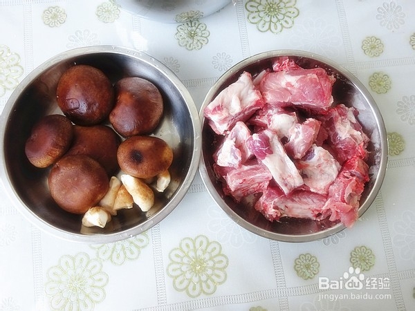 香菇焖排骨的做法