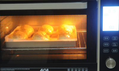 卡士达酱芝麻餐包的做法